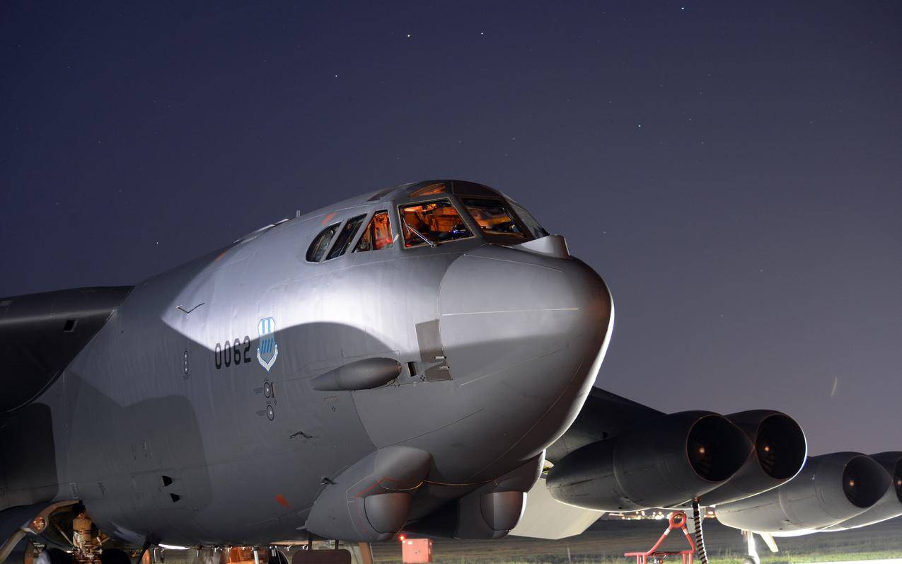 BoeN-B-52StalcFipe,轰炸机,军用飞机,飞机,夜间