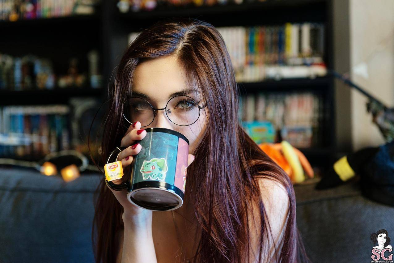 黑发,womenwithglasses,womenindoors,模型,长毛,坐,妇女,bareshoulders,妙蛙种子,greeneyes,脸,LaudamSuicide,SuicideGirls,饮料,茶杯,depthoffield,沙发,rednails,立顿