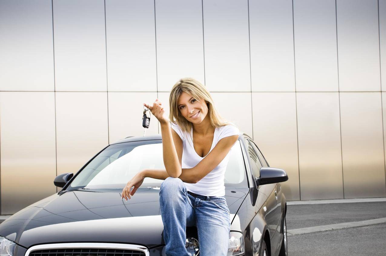 女人有汽车,金发碧眼,微笑,牛仔裤,小汽车