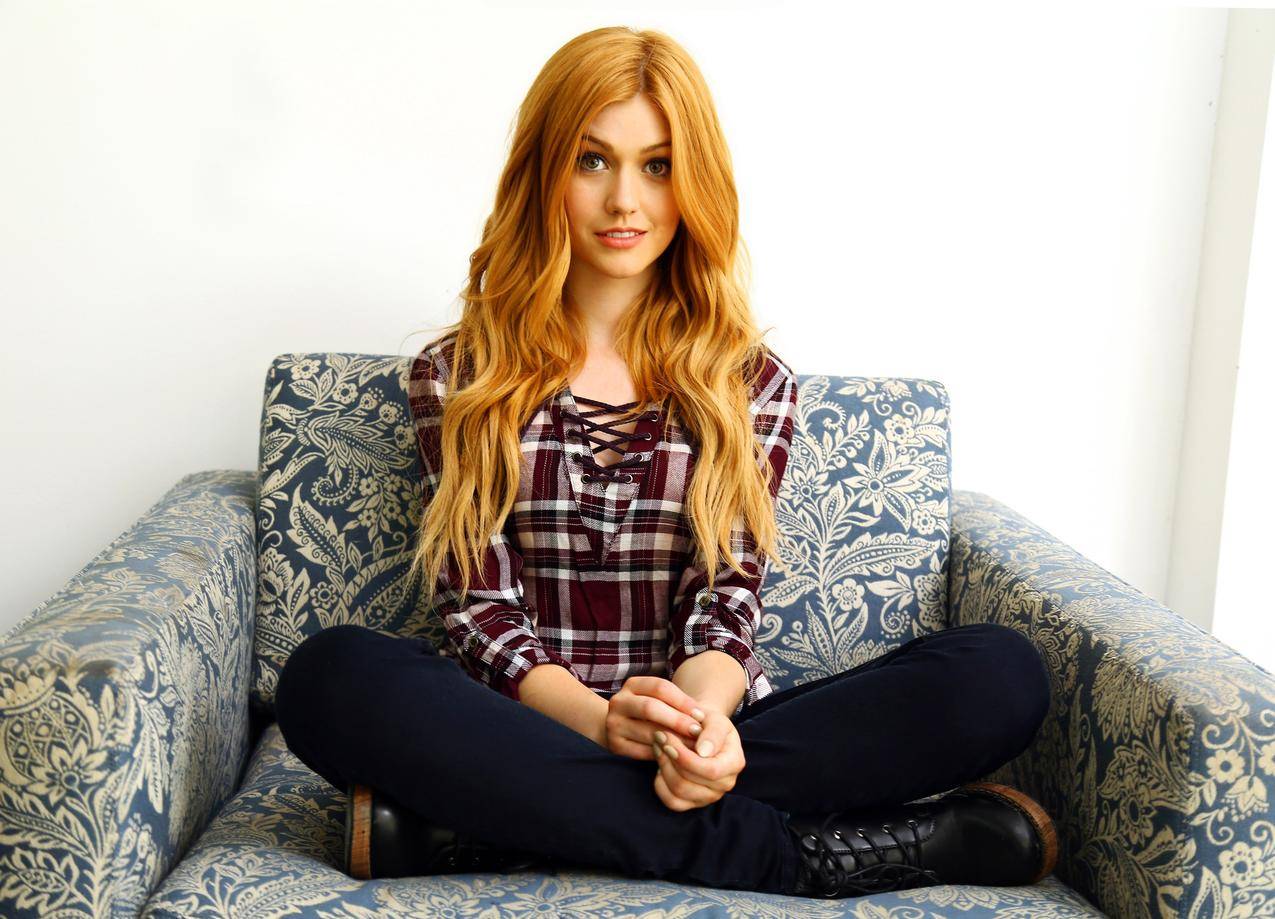 女人,模特,红头发,长毛,看电视,坐,KatherineMcnamara,女演员,腿,微笑,衬衫,靴子