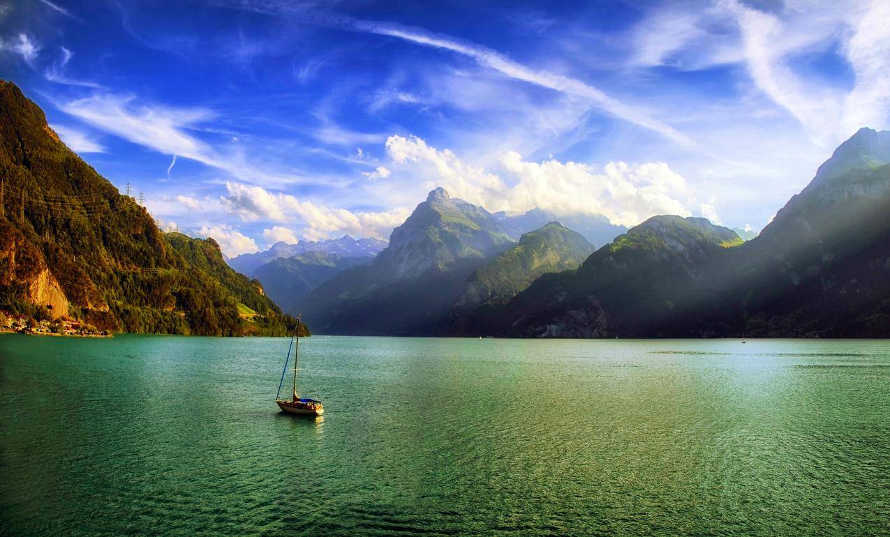 自然山水山脉湖泊云雾晨雾阿尔卑斯山瑞士帆船太阳光水