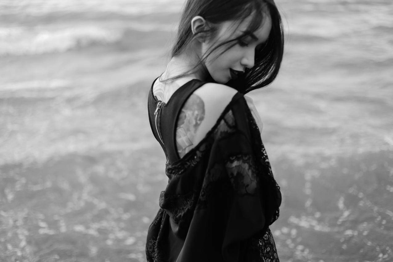 妇女户外,黑发,黑唇膏,单色,肖像,黑暗,摄影,海滩,花边,剪影,黑色,阴影,自画像