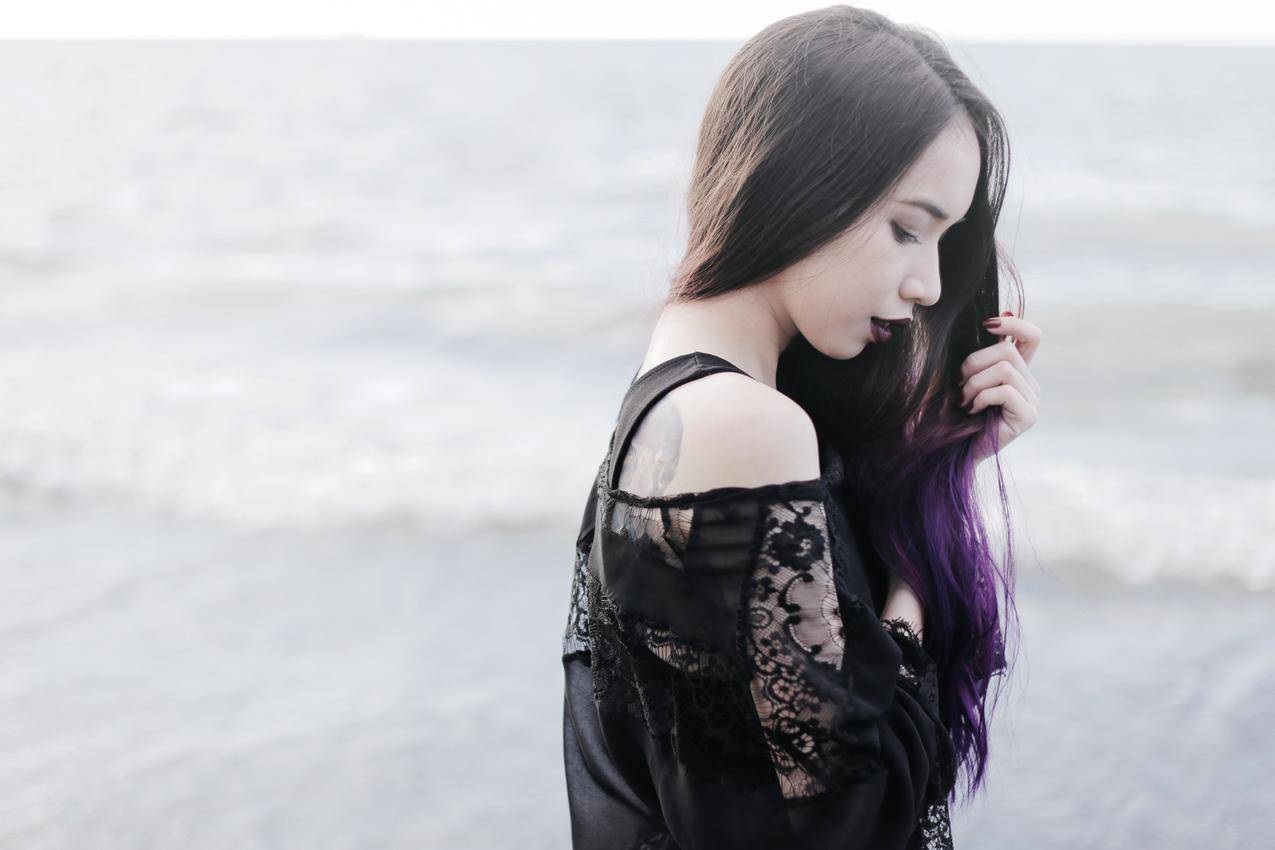 女人户外,紫色头发,模型,海滩,黑色,黑色衣服,花边,时尚,化妆,摄影