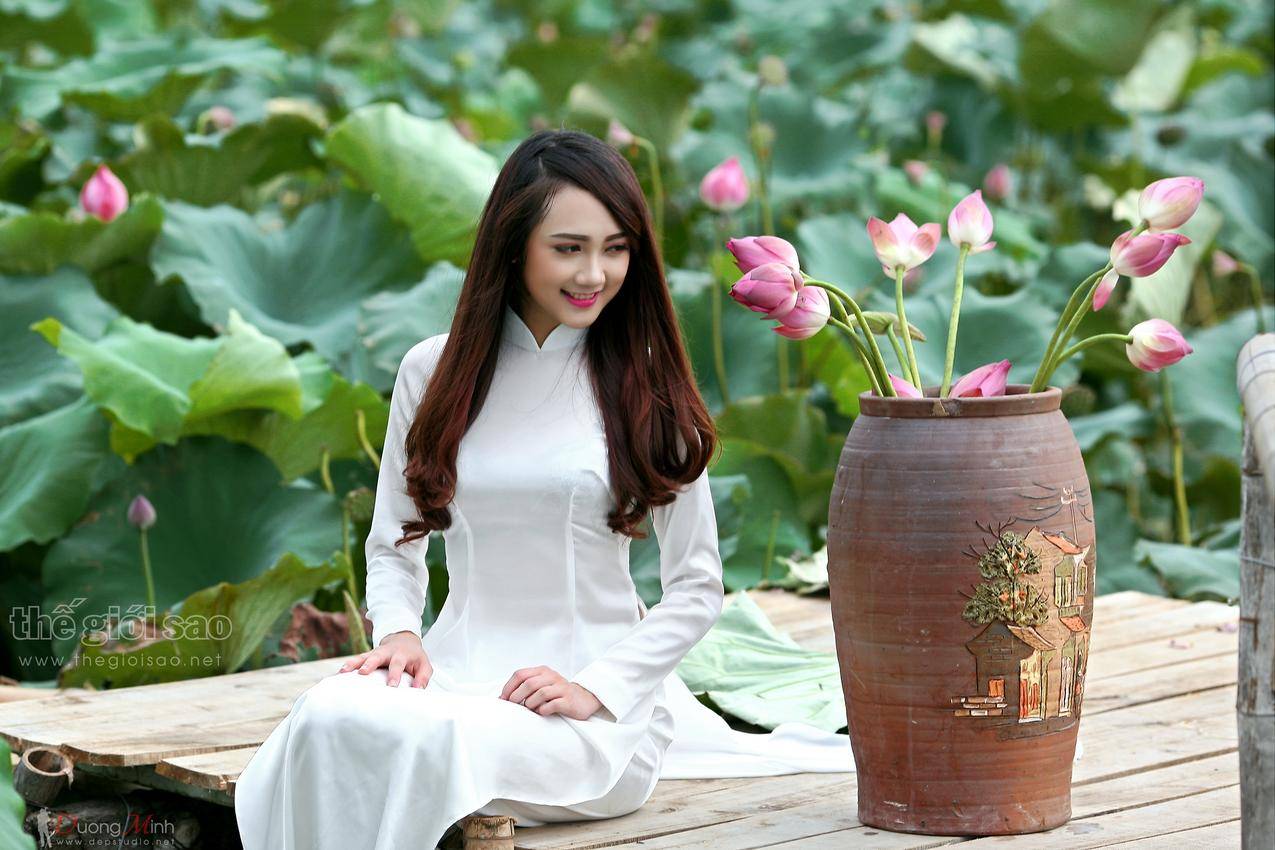 亚洲人,女人,坐着,黑发,长发,女人在户外,看着,美白,花儿,微笑