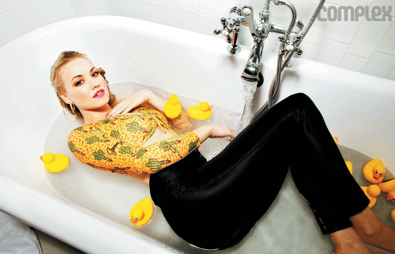 金发碧眼的美女,yvonnestrahovski,女,wetbody,lookingatviewer,浴缸,湿,wetclothing,rubberducks