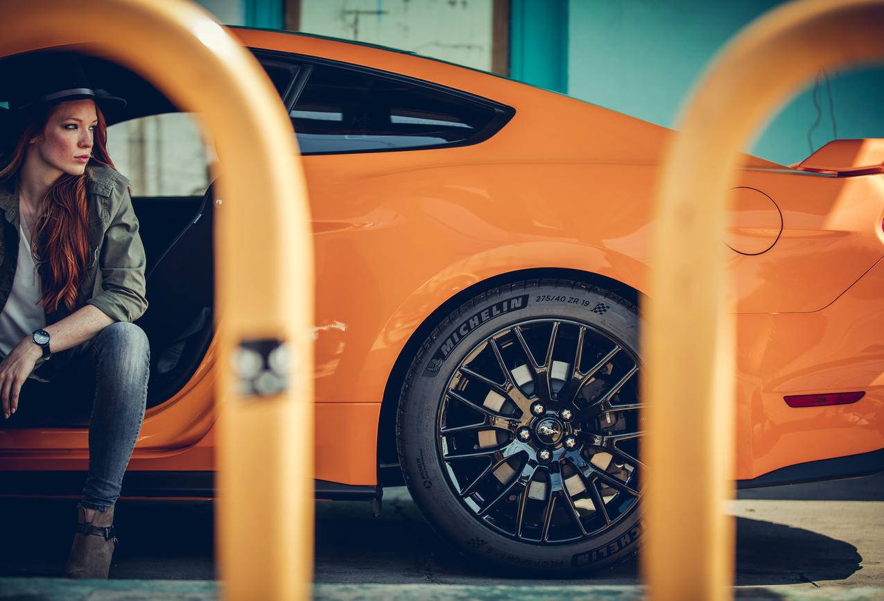 妇女,汽车,红发,FordMustang,米其林,车辆,汽车,夹克,牛仔裤,帽子