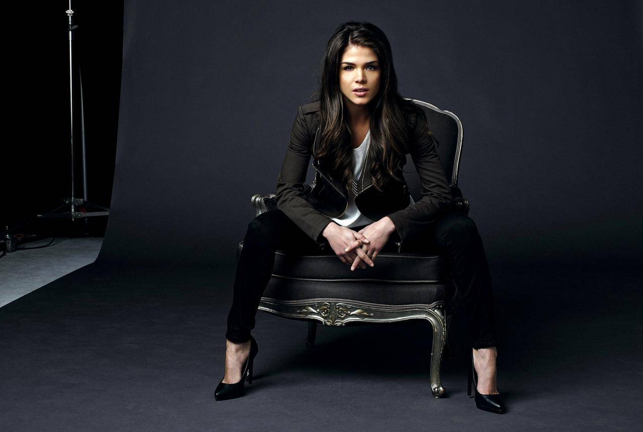 女人,模特,黑发,长毛,坐着,MarieAvgeropoulos,旁观者,张嘴,女演员,Blackclothes,高跟鞋,椅子,工作室,夹克