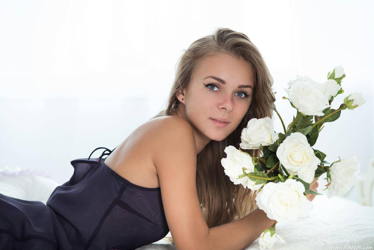 DanaP,蓝眼睛,女人,金发碧眼,长发,模特,FemjoyMagazine,鲜花,白色背景,穿穿衣服