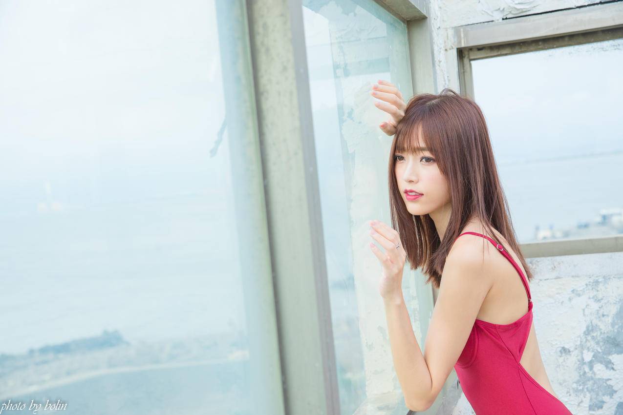 亚洲,女性,黑发,长毛,lookingoutwindow,redlipstick,pinkdress,browneyes