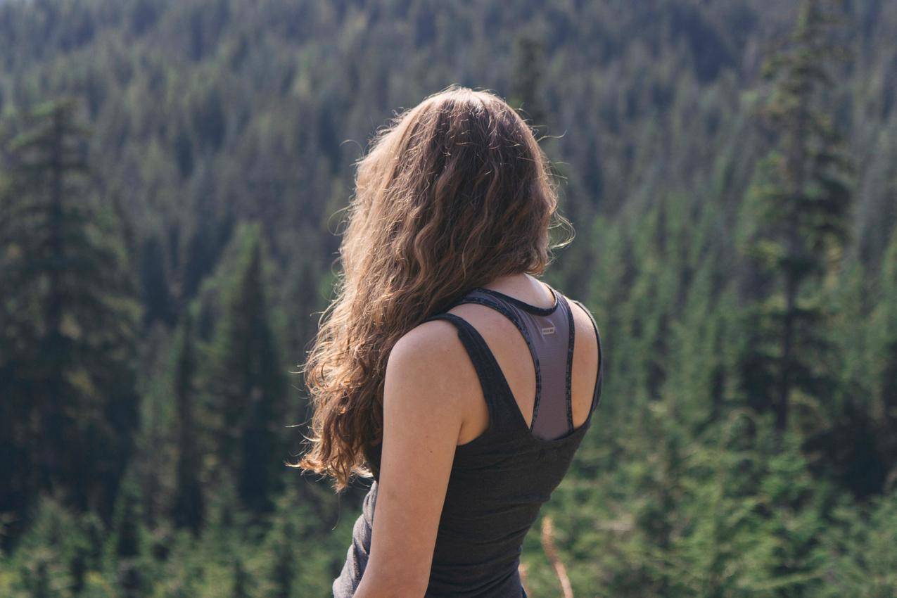 标签:杰克梅拉拉女人模特后背女人户外黑发女郎摄影看远方深部森林