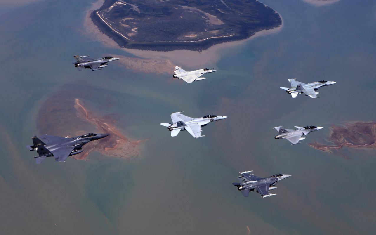 麦当劳道格拉斯F-15鹰,通用动力F-16战斗隼,麦当劳道格拉斯F/A-18大黄蜂,DassaultMirage2000N,JAS-39Gripen,军用飞机,飞机,高空