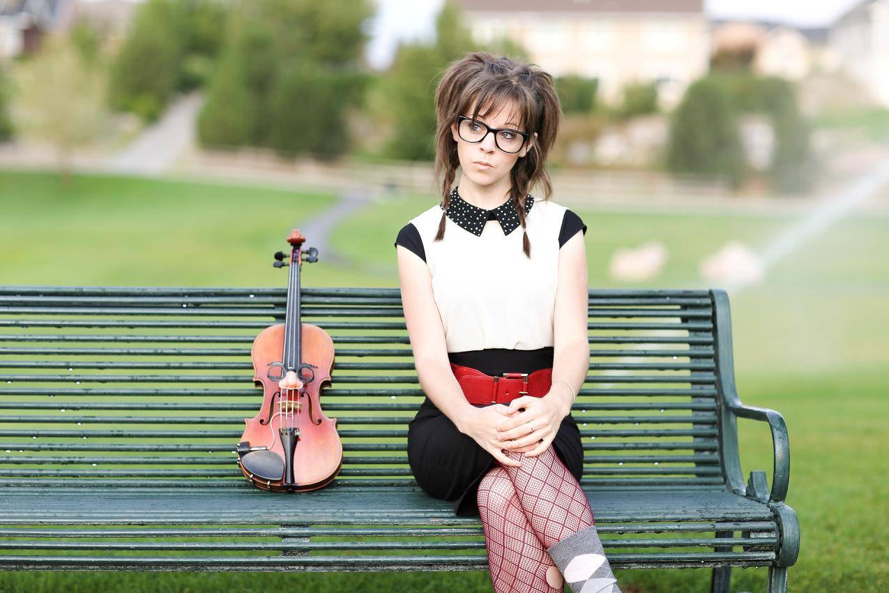 LindseyStirling,女人,黑发女人,模特,女人戴眼镜,长凳,乐器