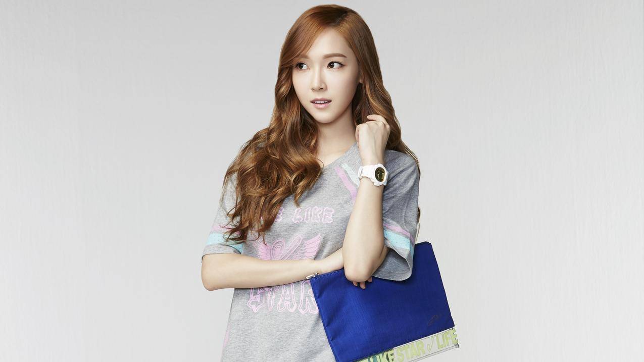 SNSD,JessicaJung,亚洲,美女,模特,红头发,长发,波浪发型,围观,开口,韩语,简单背景,手表,棕色,T恤,包
