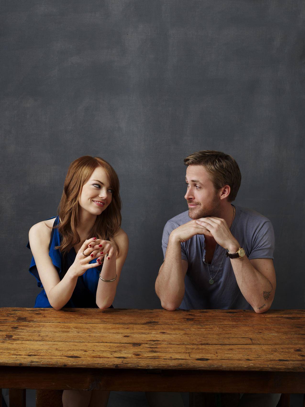 EmmaStone,RooSoLink,女人,男人,演员,演员,演员,桌子,微笑