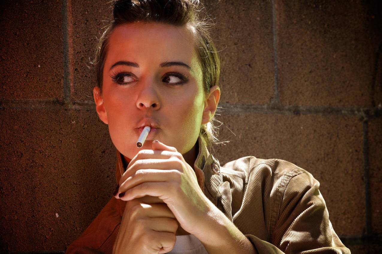 女人吸烟烟黑色背景库存照片149988011 | Shutterstock