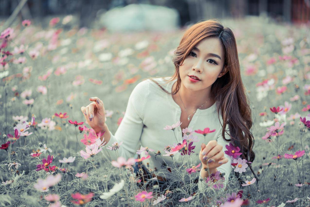 亚洲,女性,模型,黑发,paintednails,womenoutdoors,户外,depthoffield,背景虚化,肖像,whitetops,花,项链