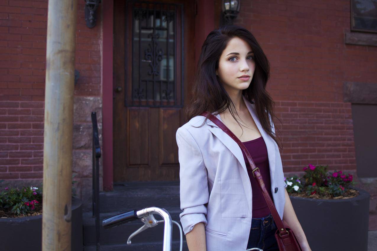 黑发,蓝眼睛,女人,女人户外,EmilyRudd,旁观者,白夹克,楼梯,红帽