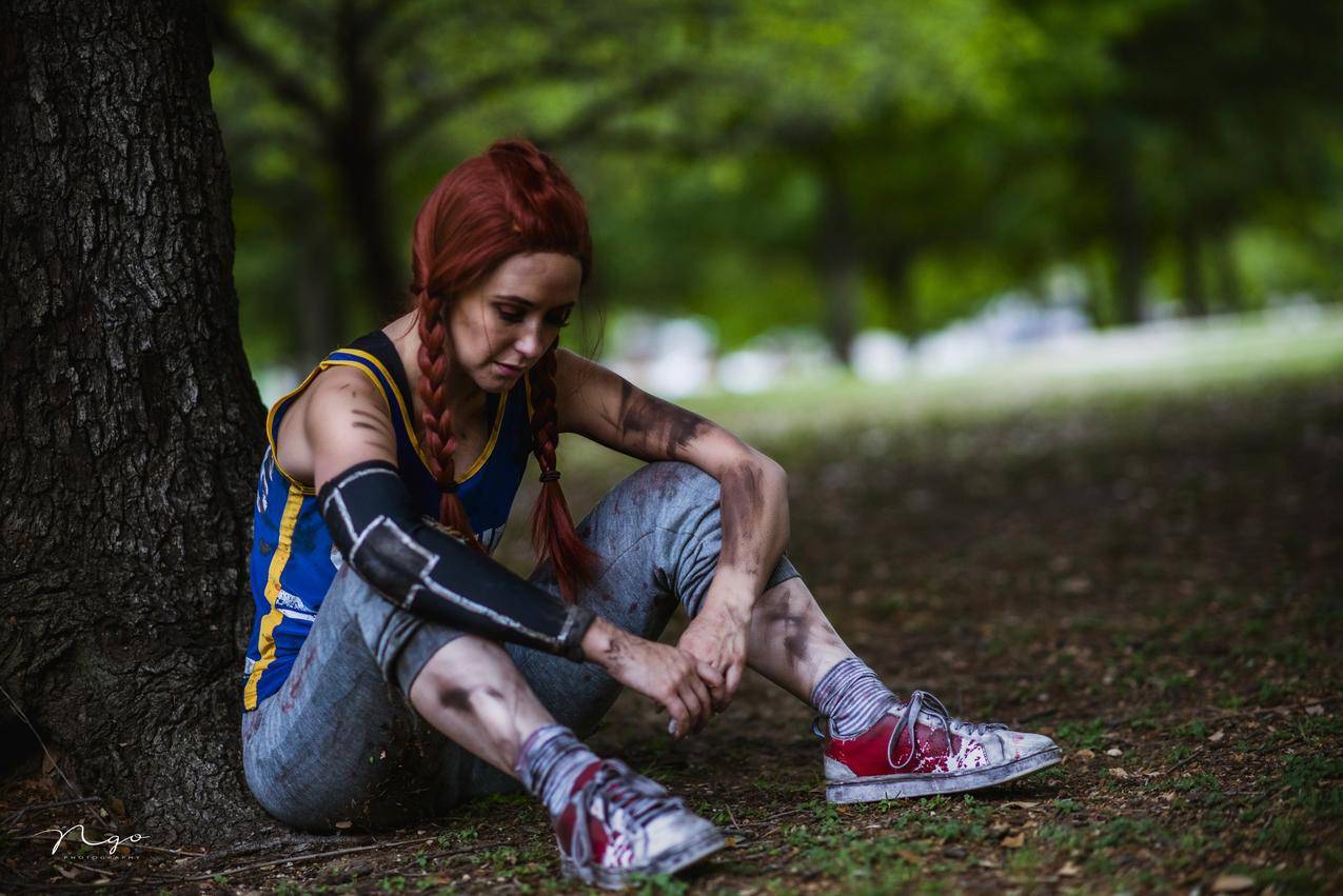 女人,模特,红发,长毛,MegTurney,角色扮演,辫子,坐,日光,自然,肮脏,树木,坦克,公园,公园