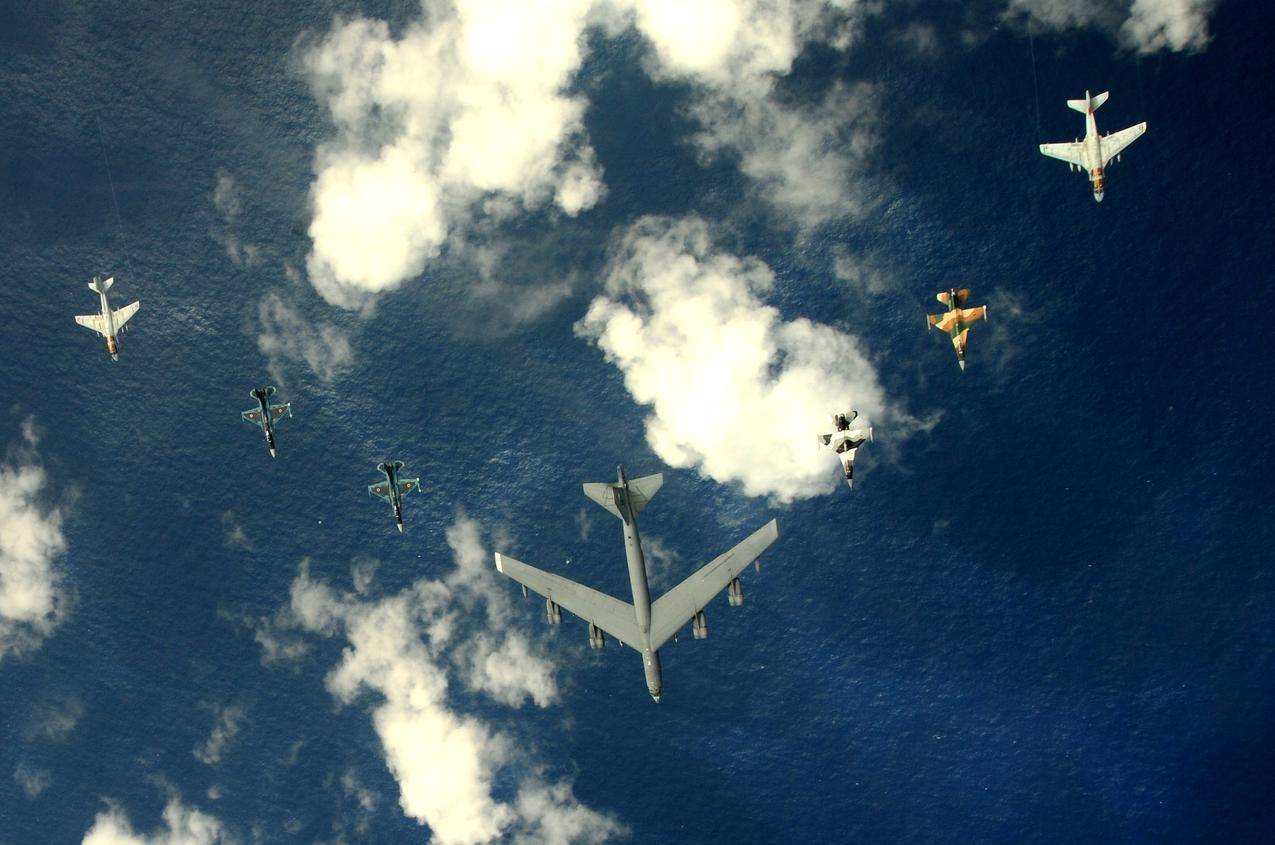 军事,飞机,云,海,BoeN-B-52StalcFipe,通用动力F16CON飞机,军用飞机