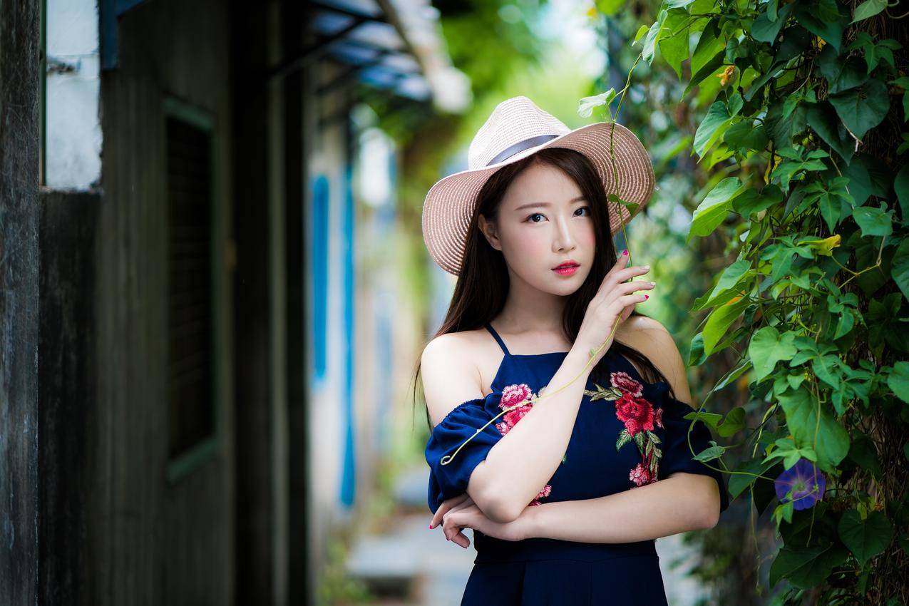 妇女,模型,亚洲,黑发,lookingatviewer,womenwithhats,bareshoulders,armscrossed,paintednails,womenoutdoors,肖像,户外,depthoffield,背景虚化,礼服,树叶,植物
