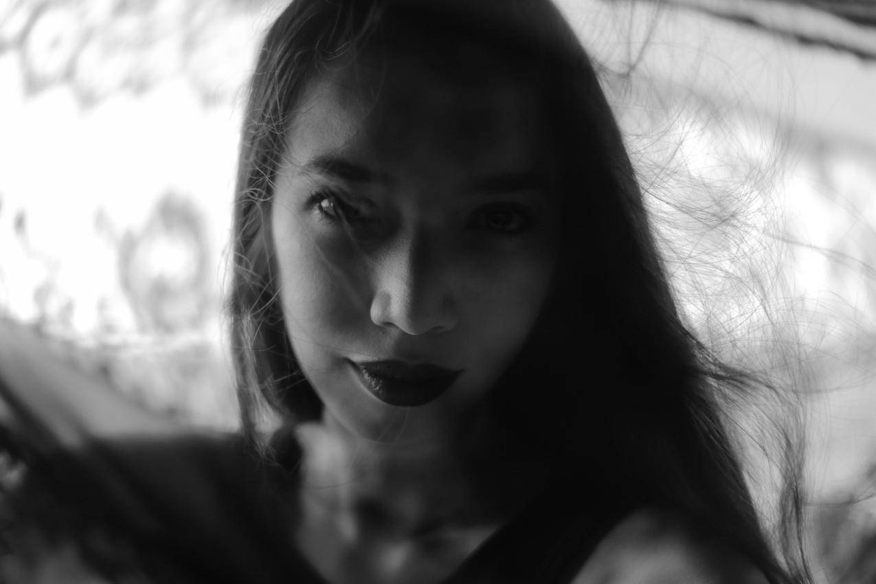 妇女户外,黑发,黑唇膏,单色,肖像,黑暗,摄影,海滩,花边,剪影,黑色,阴影,自画像