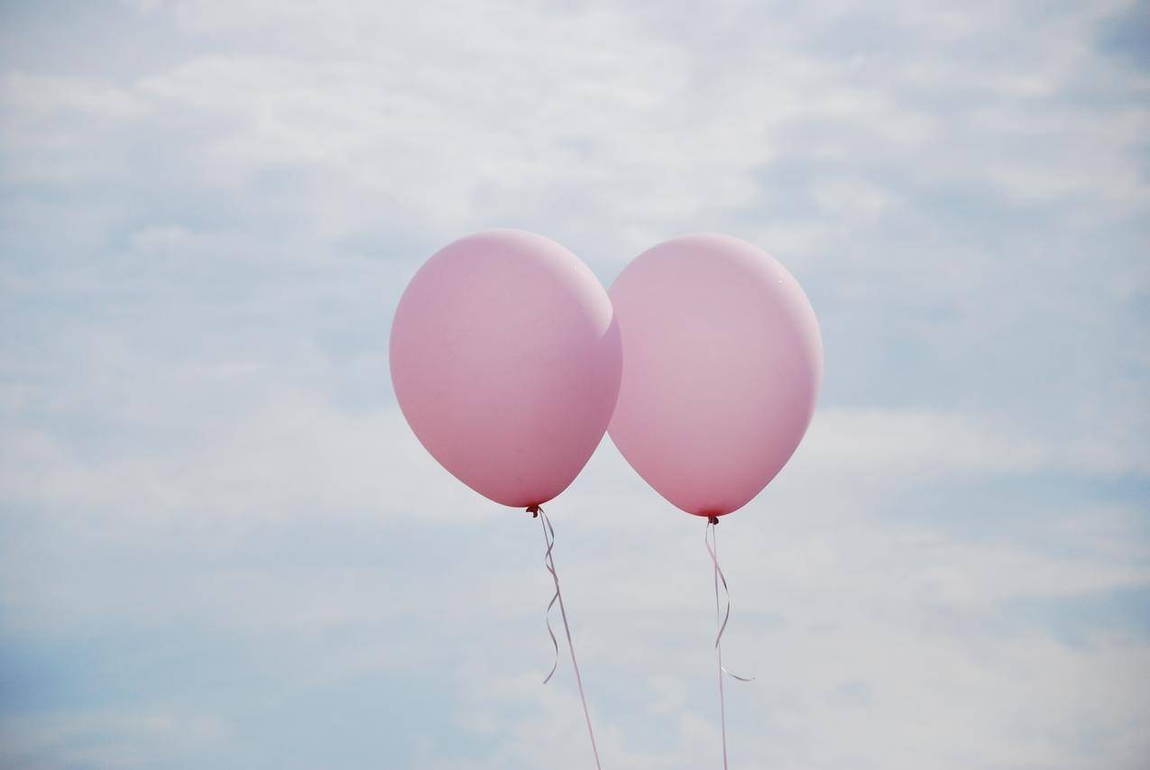 空中的一对粉色气球图片