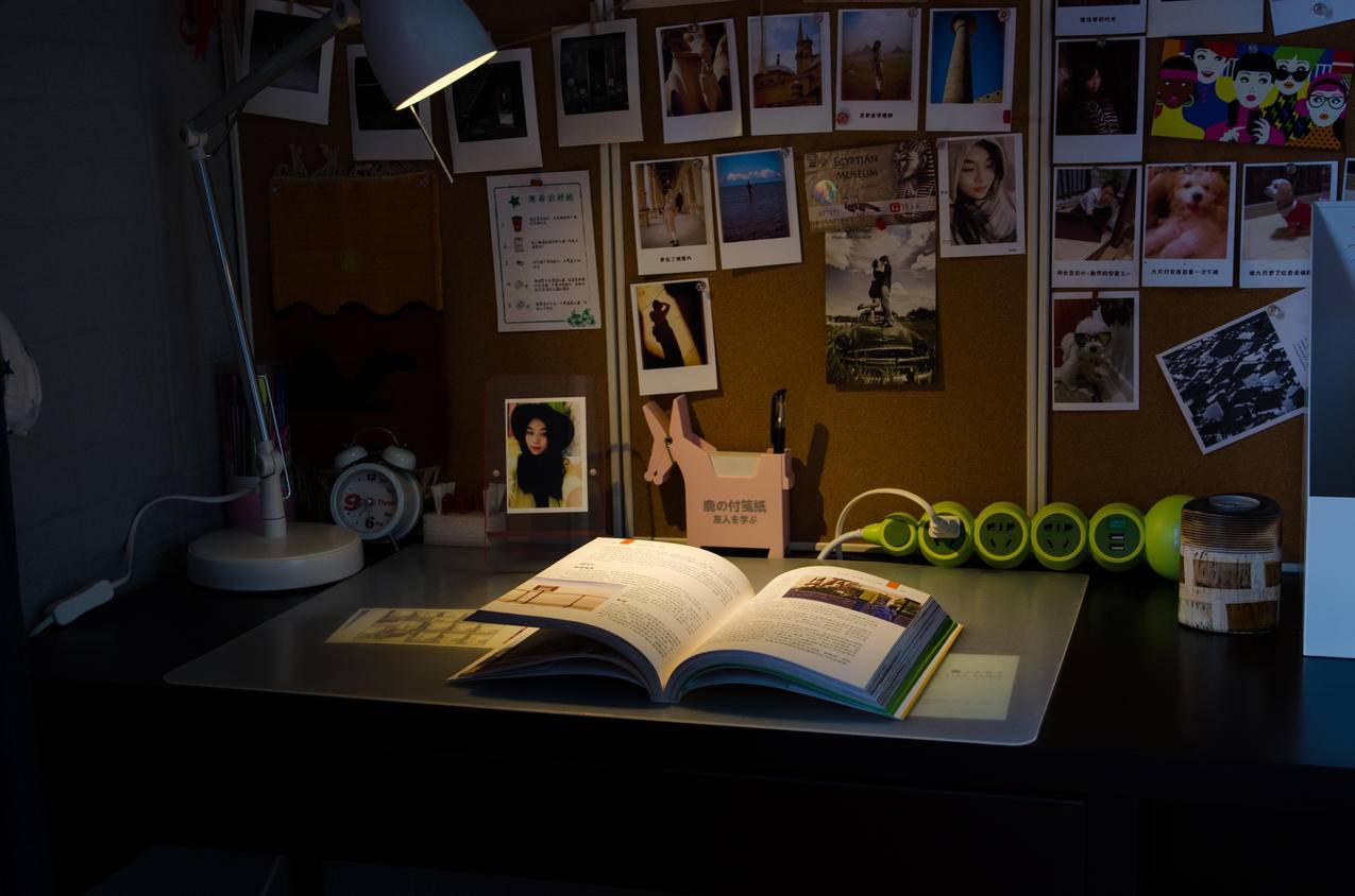 灯光下的书桌4k图片素材