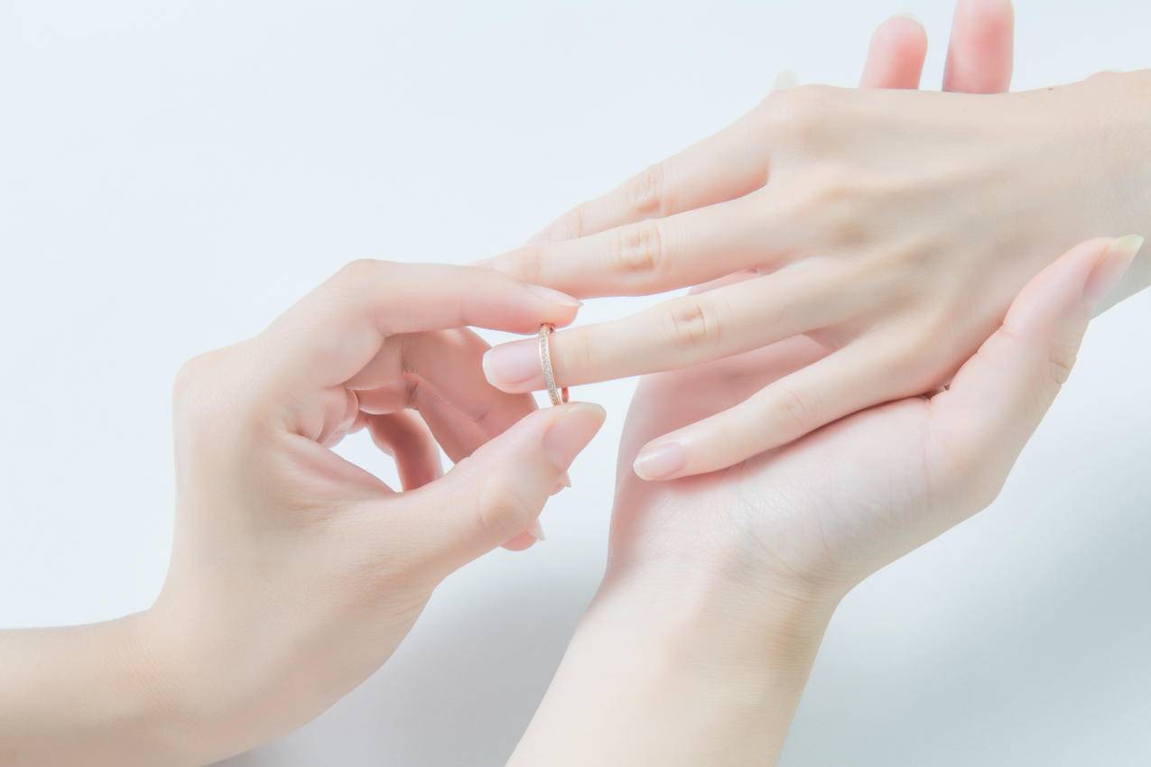 男女求婚戒指双手特写图片