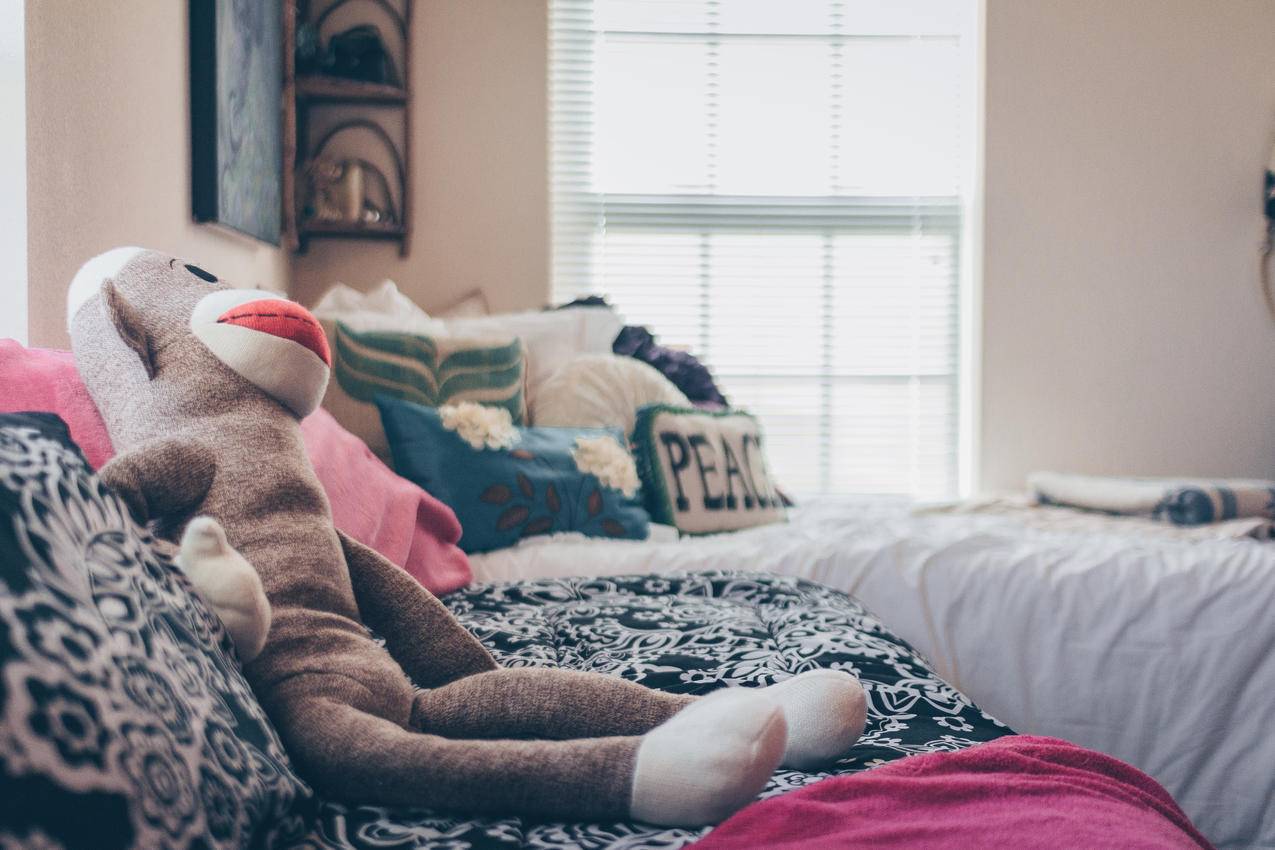 袜子猴毛绒玩具在床上