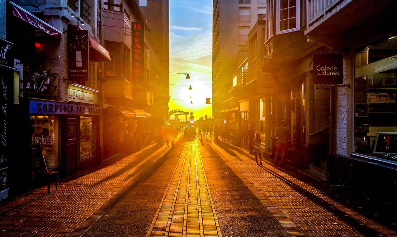 阳光照射的城市街道图片