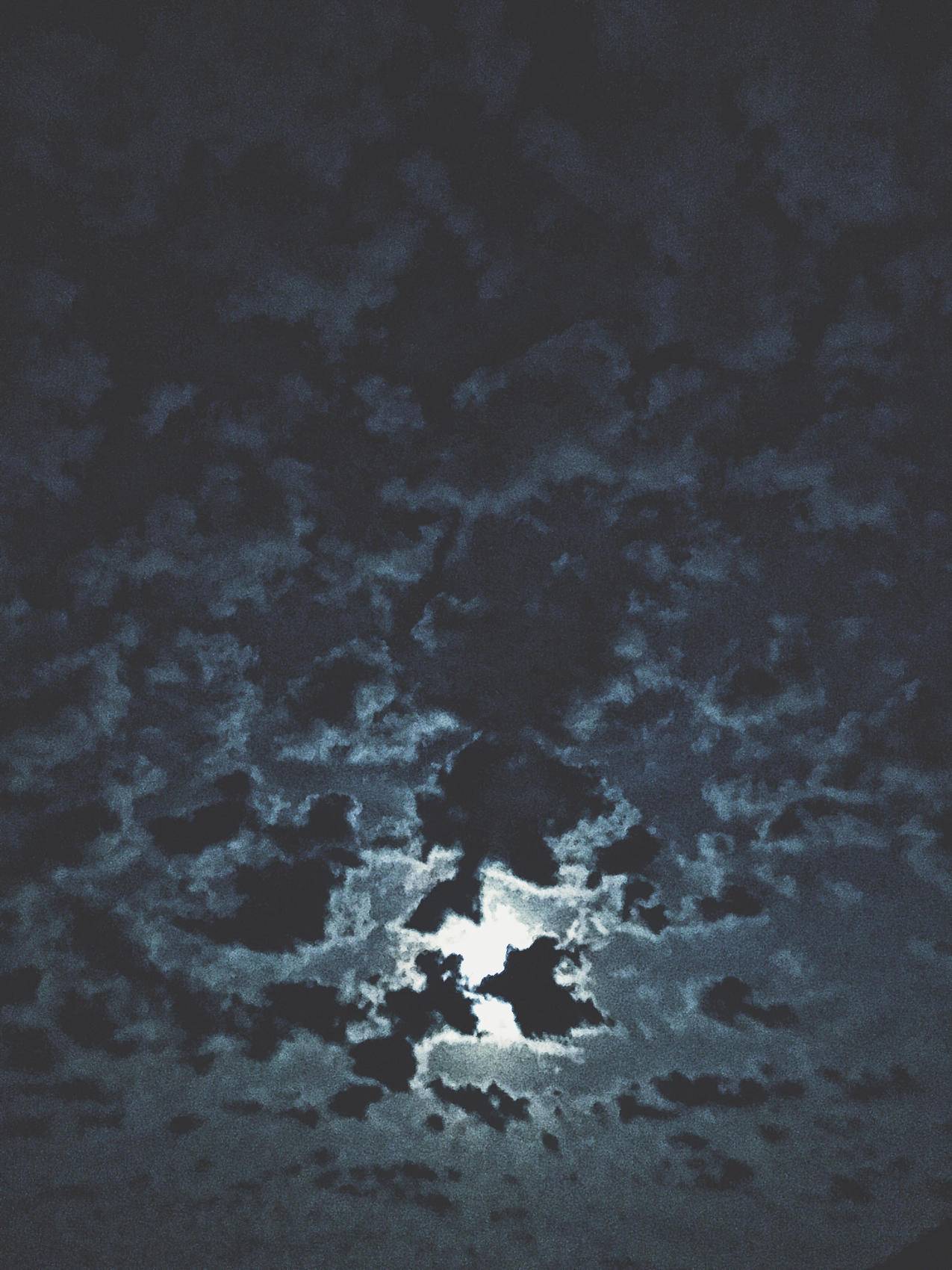 被云包围的月亮