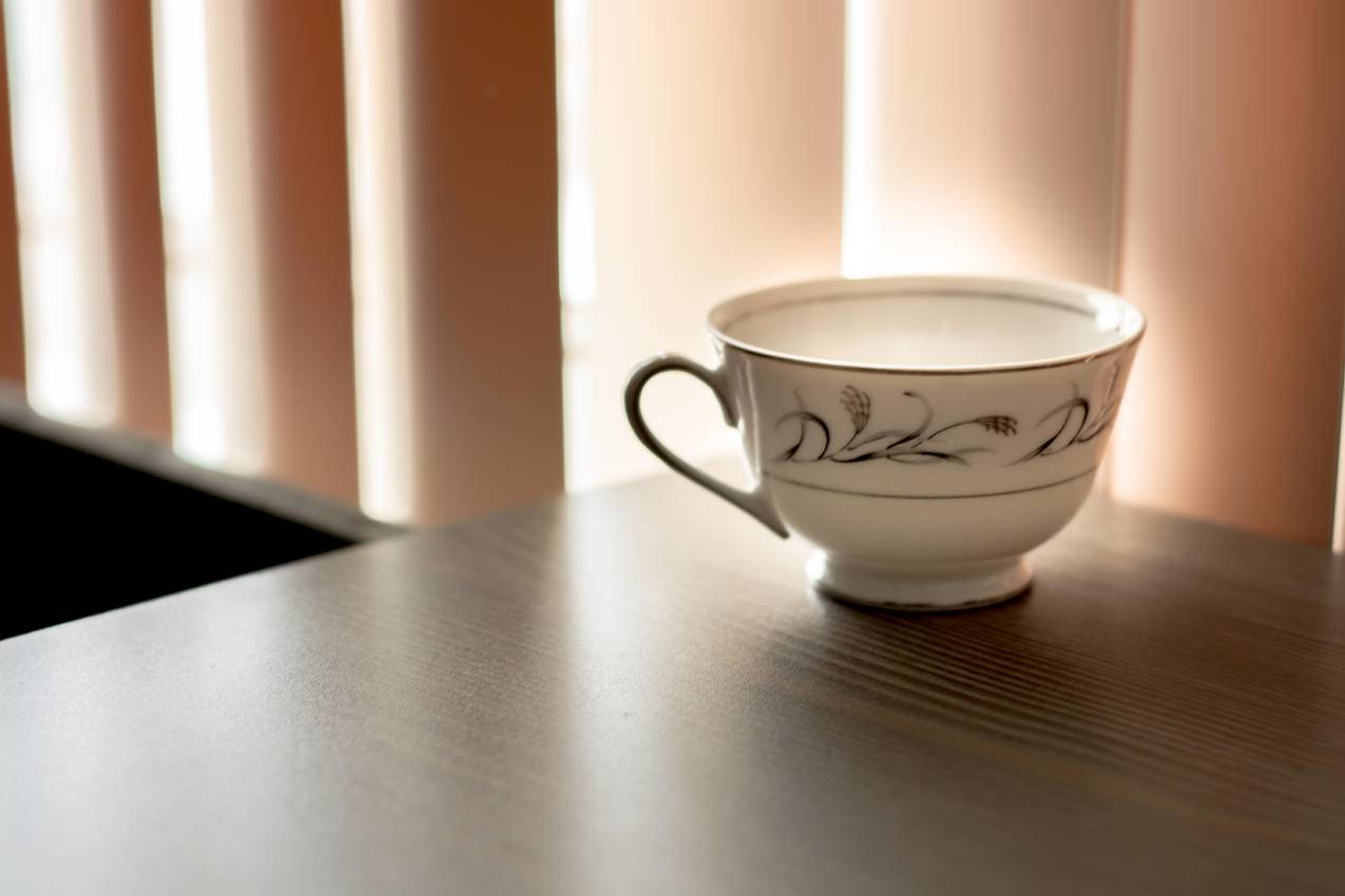 White与褐色陶瓷茶杯