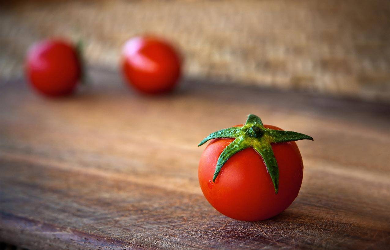 西红柿在木桌上的特写