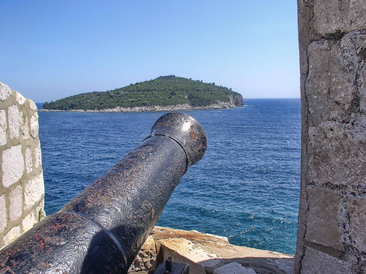 克罗地亚杜布罗夫尼克古城的古代大炮与岛屿风景图片