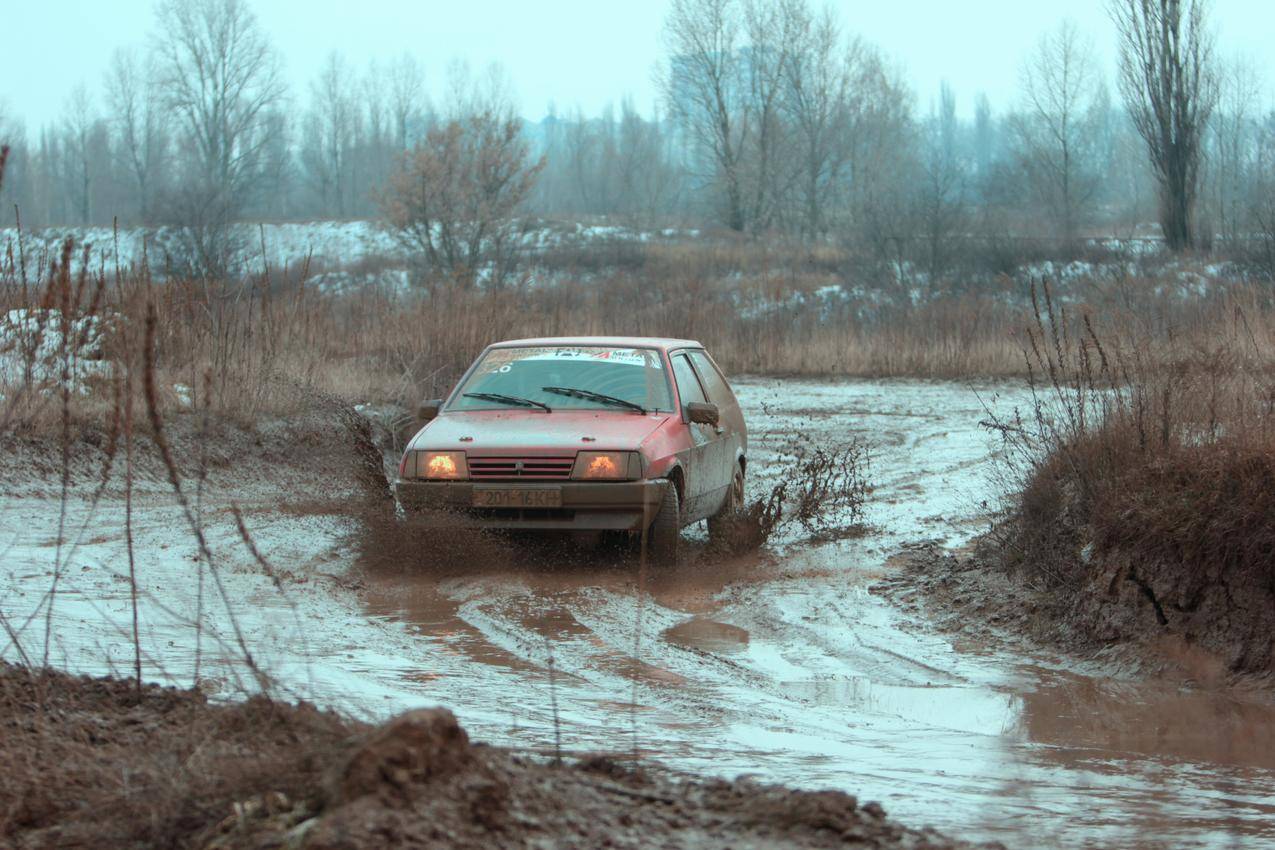 泥泞的路上行走的汽车图片