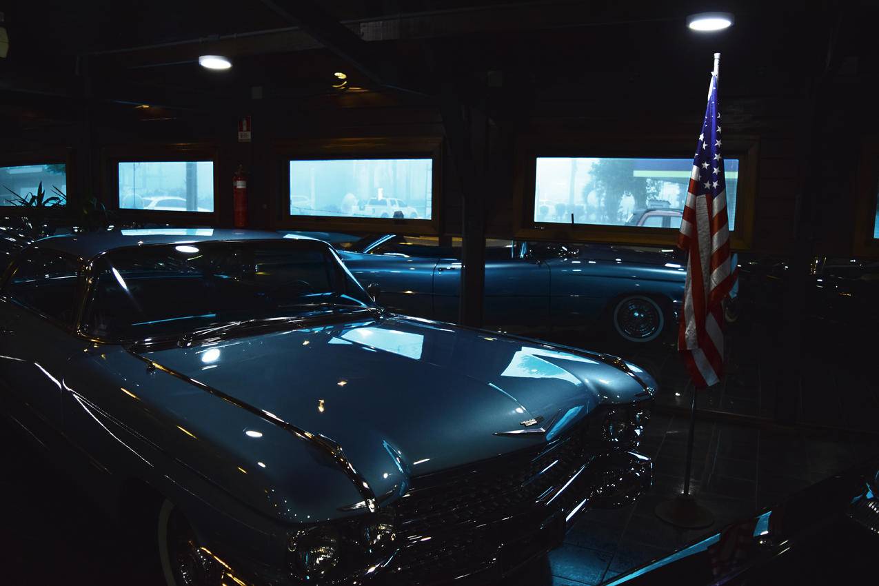 经典灰色雪佛兰汽车在美国国旗附近车库