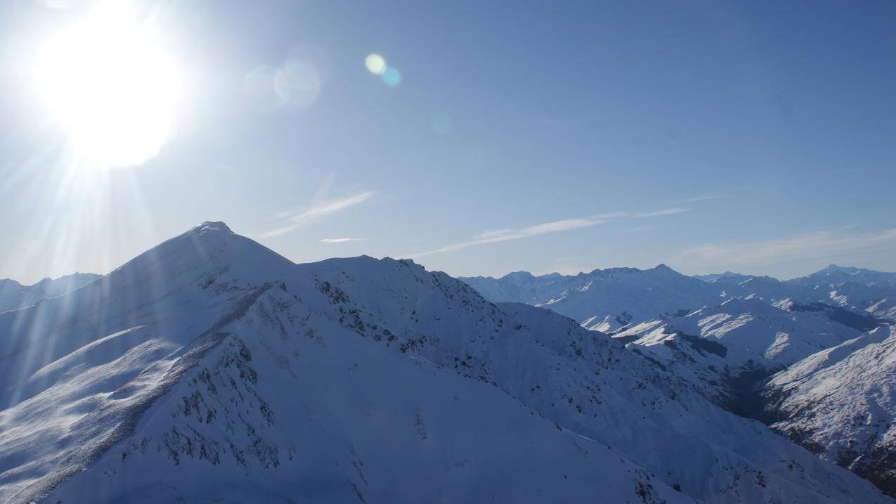 白雪皑皑的白雪覆盖的高山