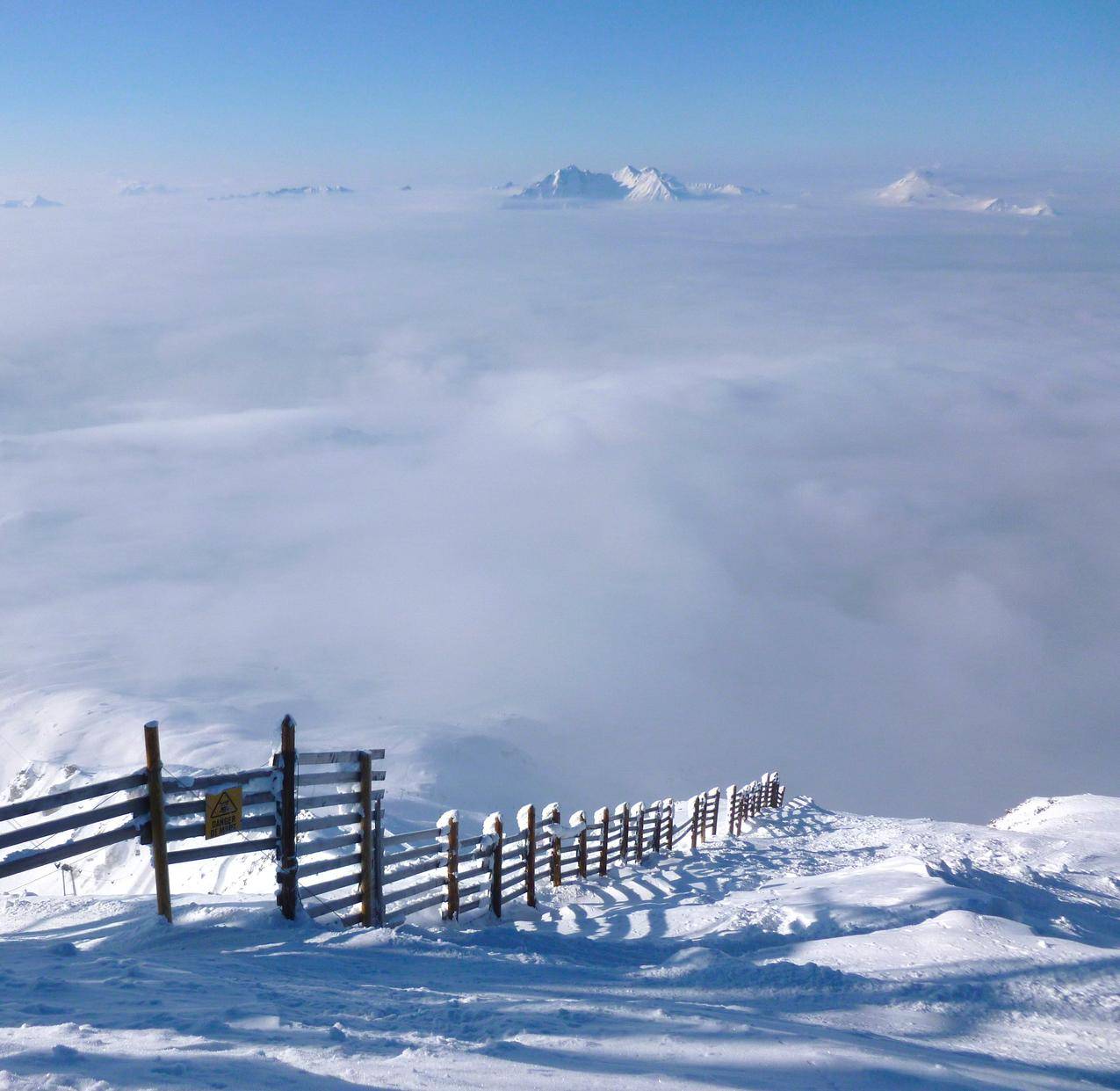 阿尔卑斯山清晨的云雾景观