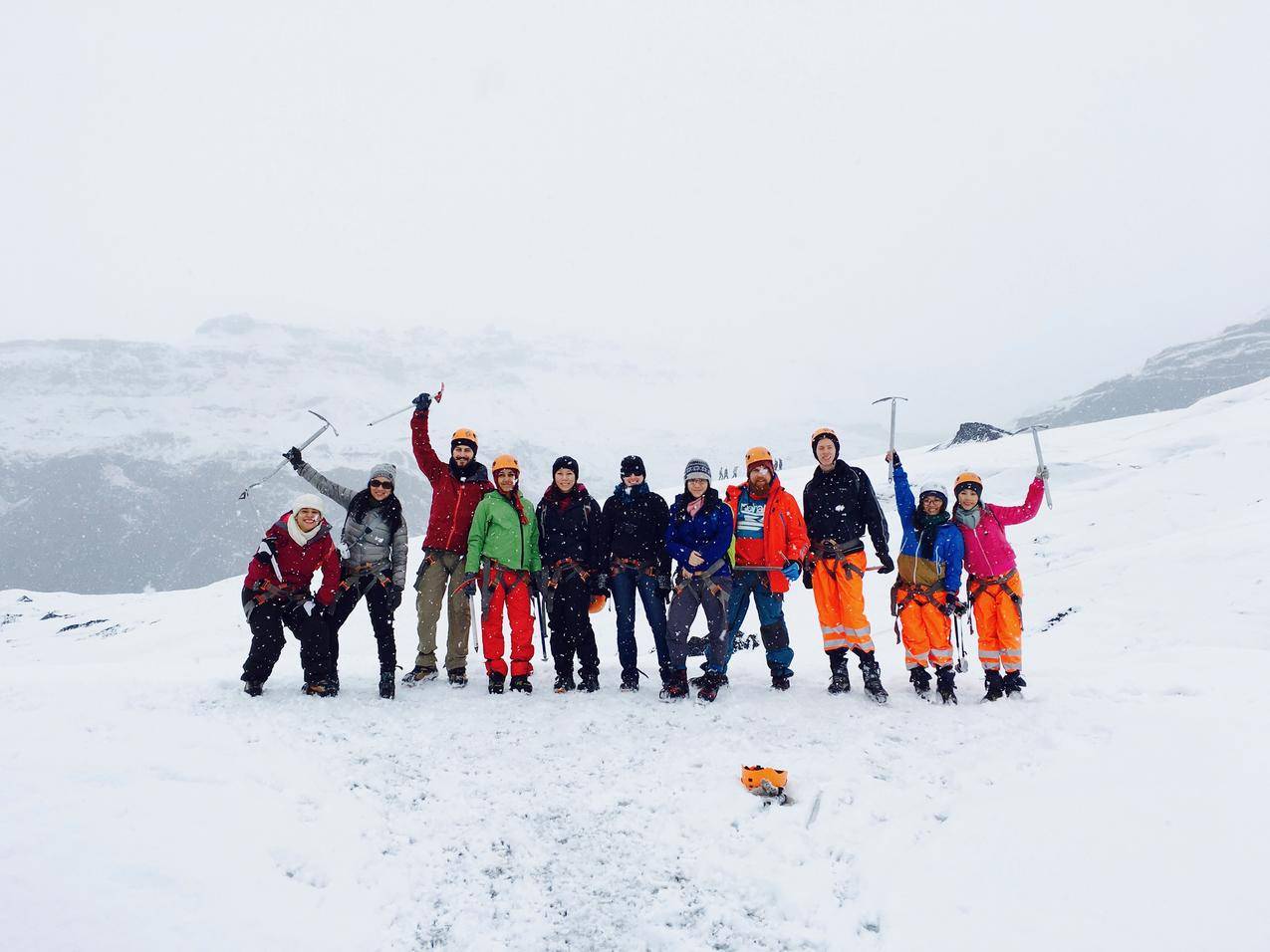 山上的男人和女人被雪覆盖着