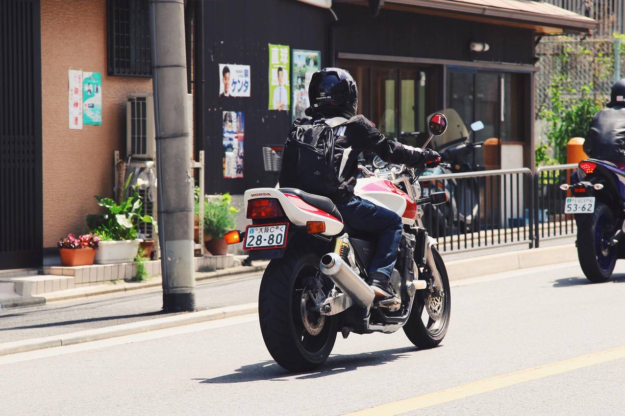 街上骑摩托车的人物背影