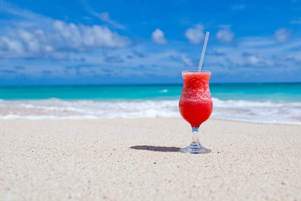 夏日海滩上的西瓜果汁图片