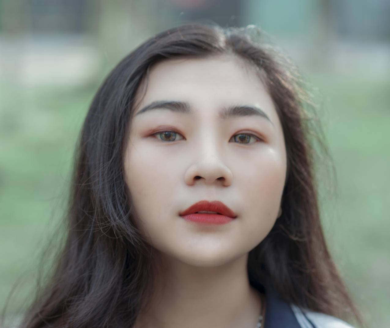 穿红唇膏的女人