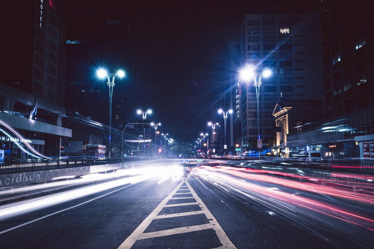 建筑物附近的灰色混凝土道路