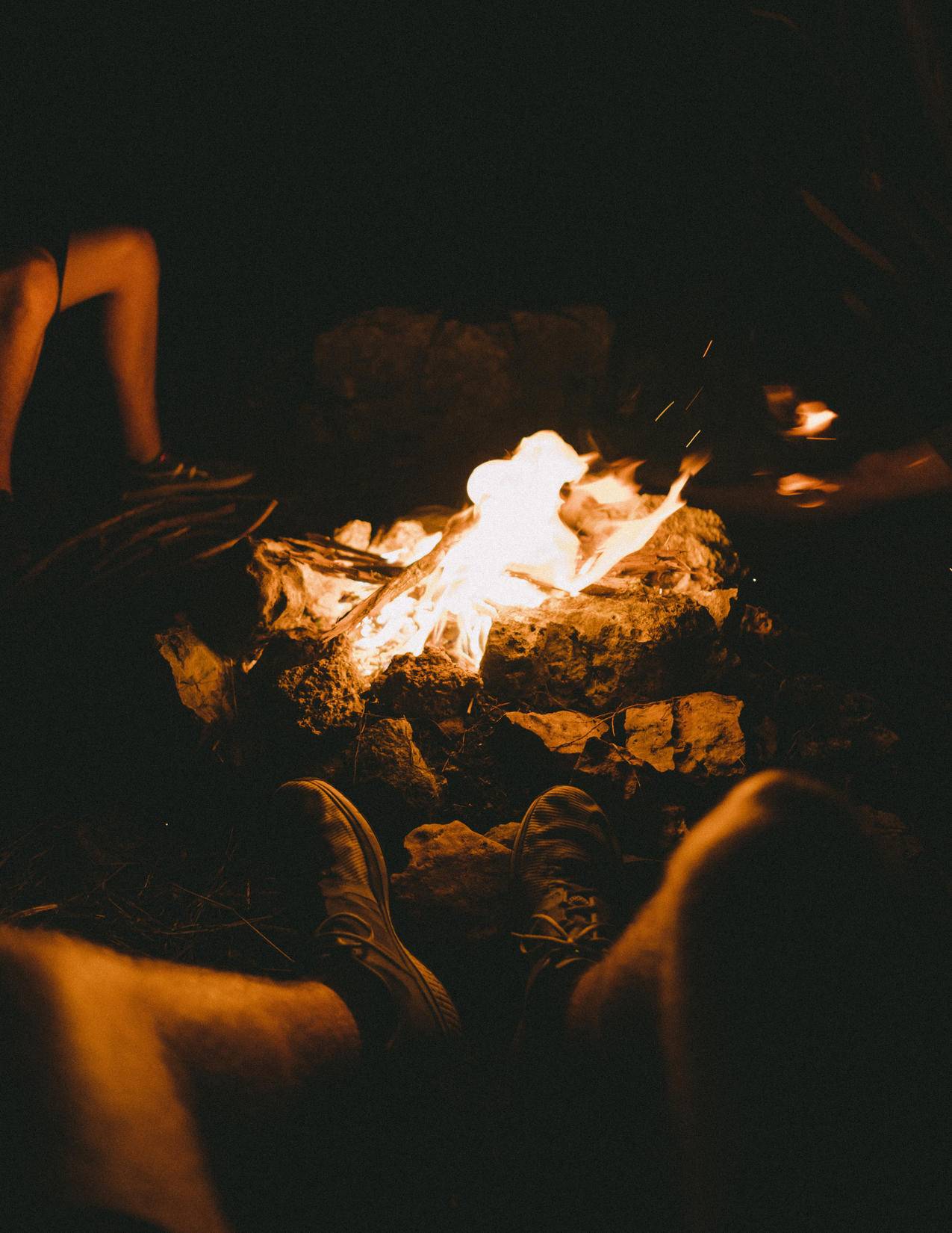 夜间坐在篝火旁的一群人