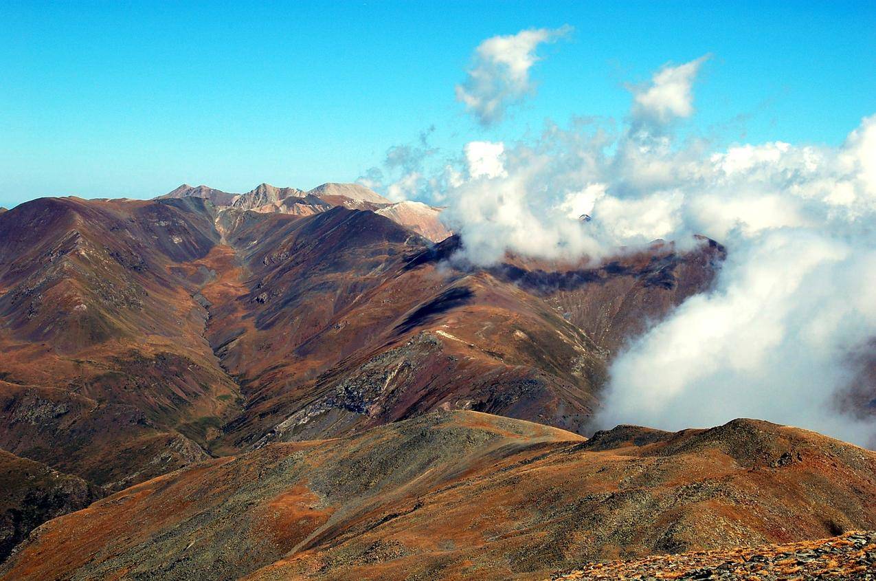 荒山秃岭贫瘠的山坡及云层图片