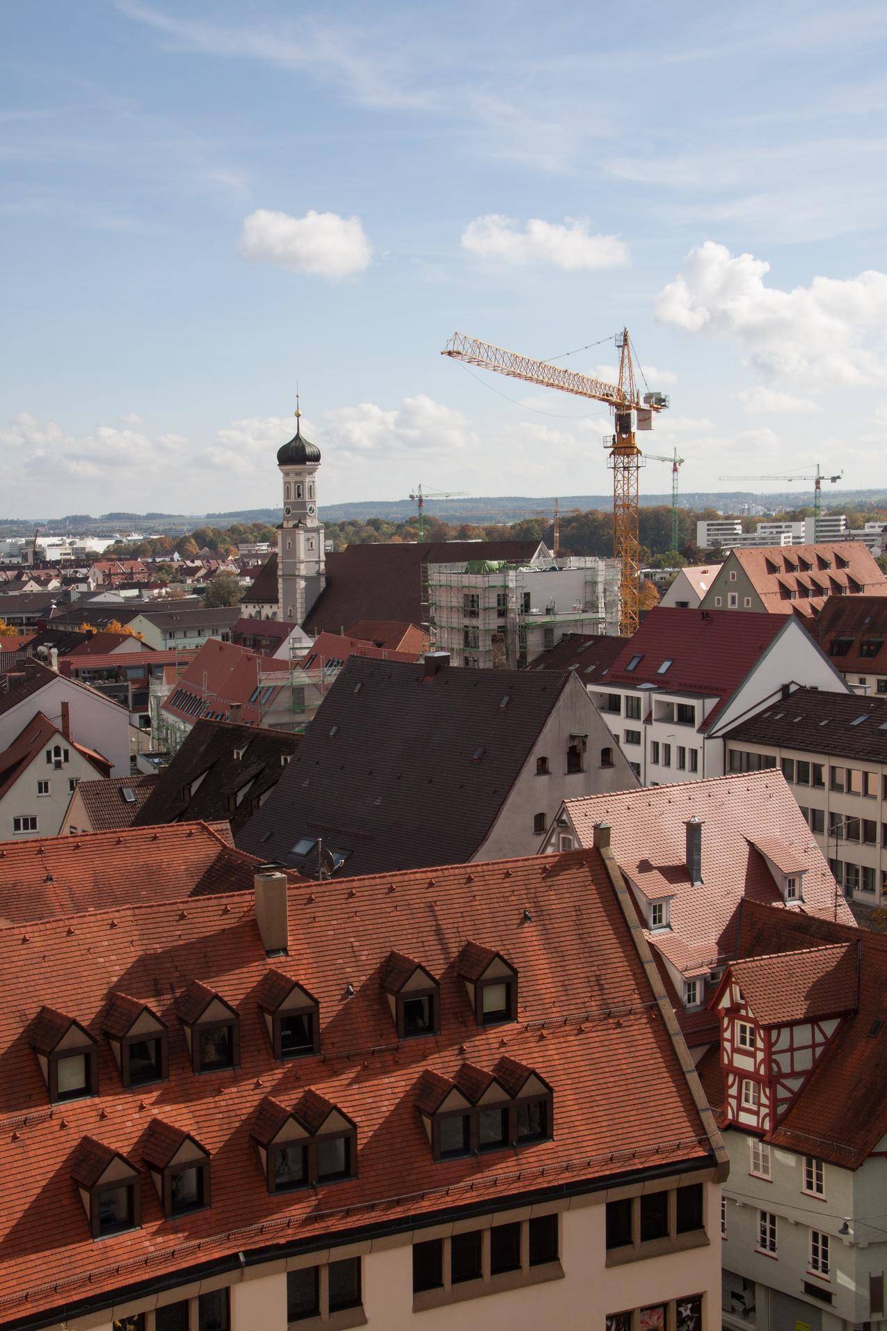 欧洲斜顶民居建筑及塔吊的图片