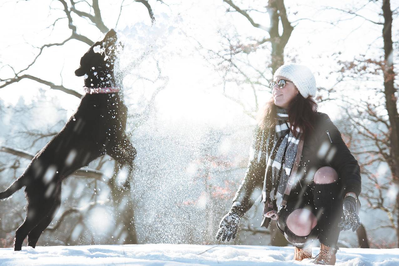 雪中的年轻女人