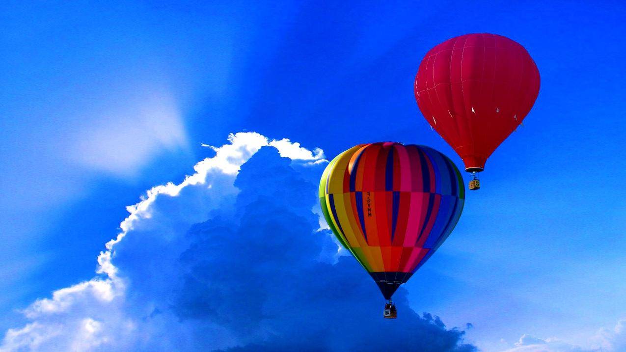 蓝天云朵热气球高清图片