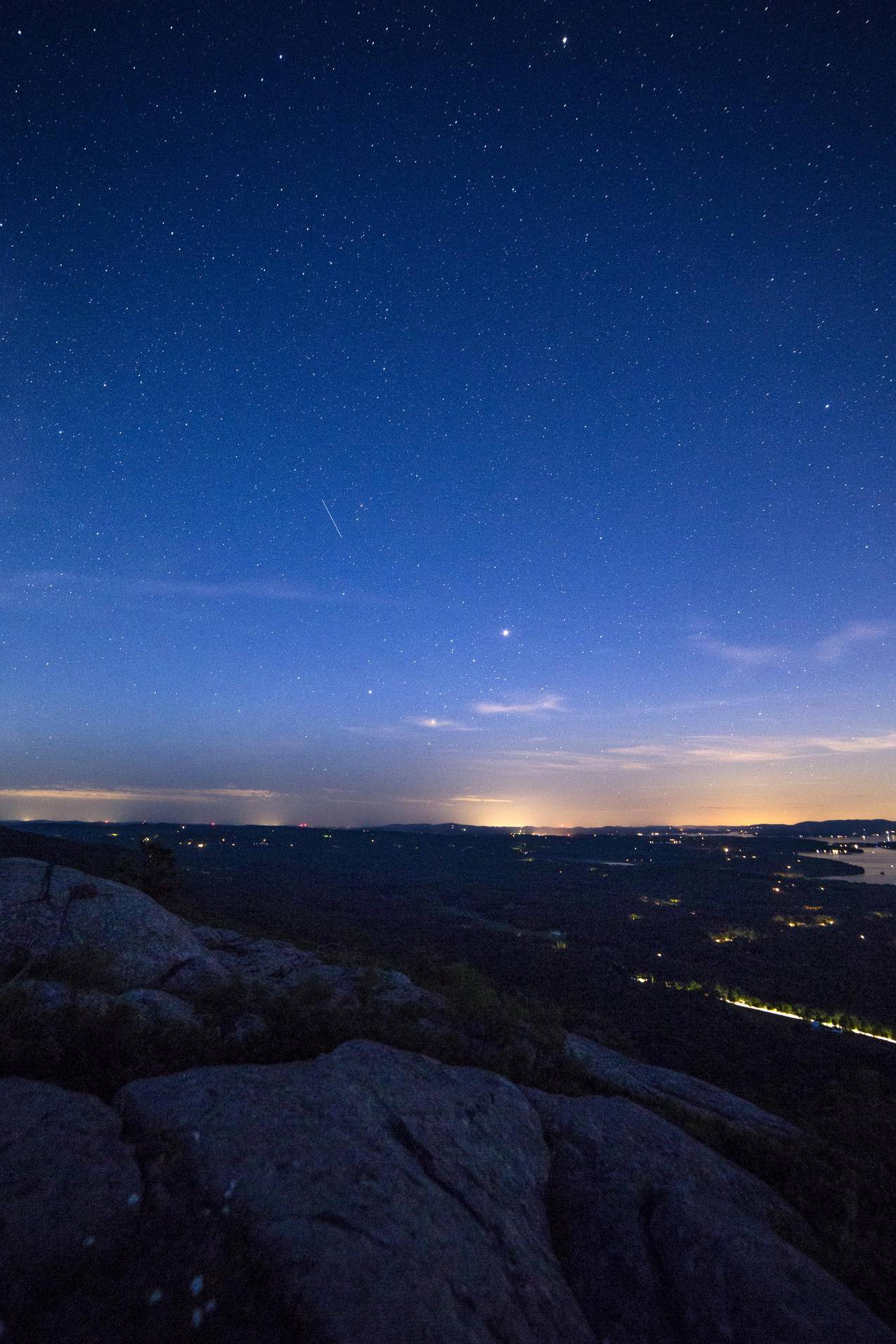 夜间星光下的陆地俯视图