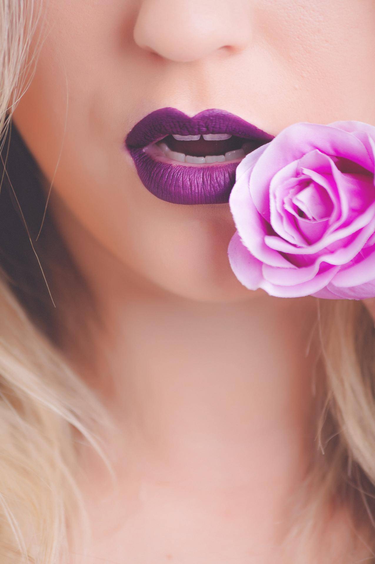 紫色唇膏中的女人